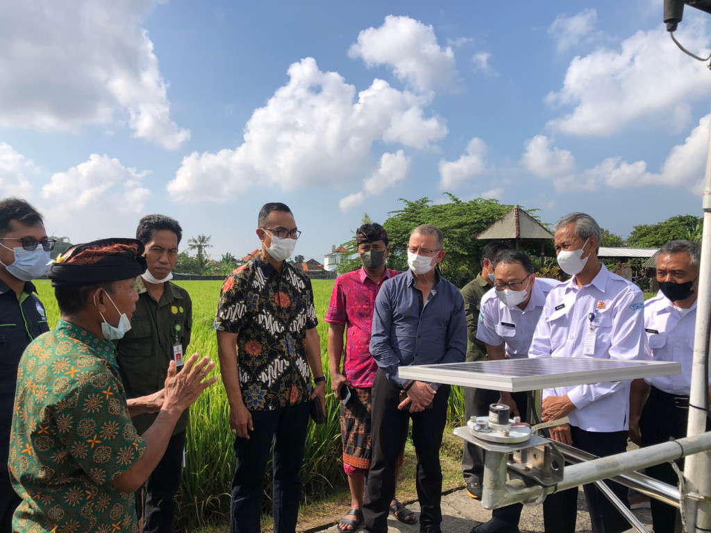 KEPALA DINAS PERTANIAN DAN PANGAN KABUPATEN BADUNG MENINJAU ALAT PEMANTAU CUACA USAI MEMBUKA SEKOLAH LAPANG IKLIM DI SUBAK DELOD SEMA SADING