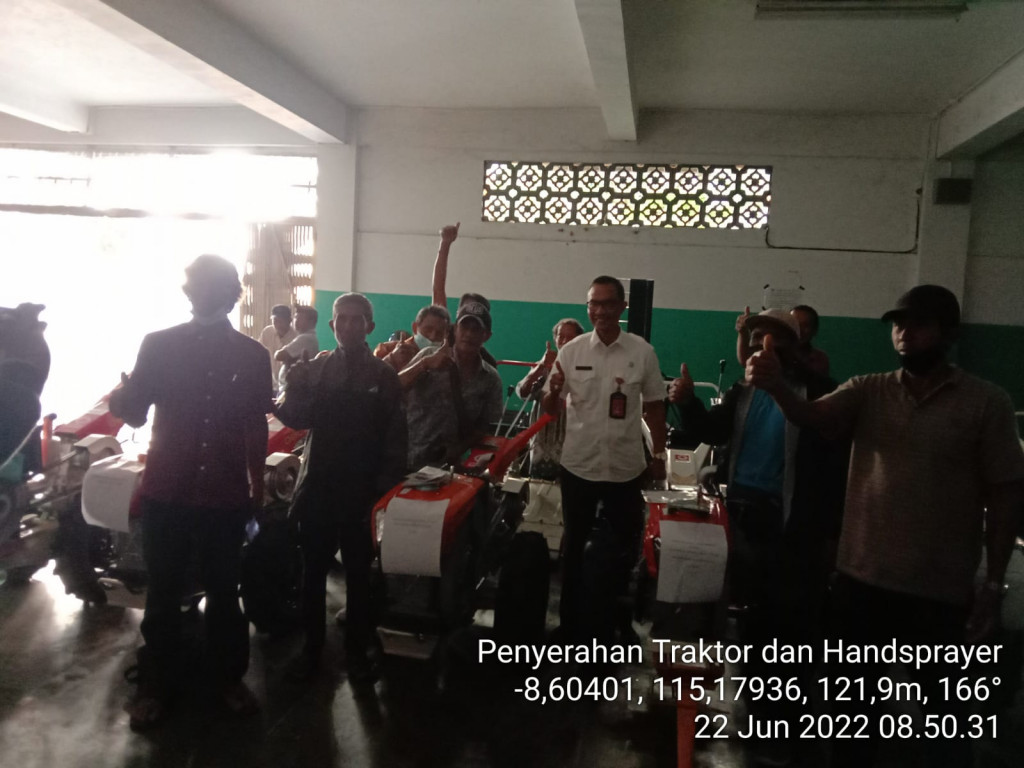 PENYERAHAN ALAT DAN MESIN PERTANIAN OLEH KEPALA DINAS PERTANIAN DAN PANGAN KABUPATEN BADUNG KEPADA PARA PETANI UNTUK MENINGKATKAN PRODUKTIVITAS PERTANIAN