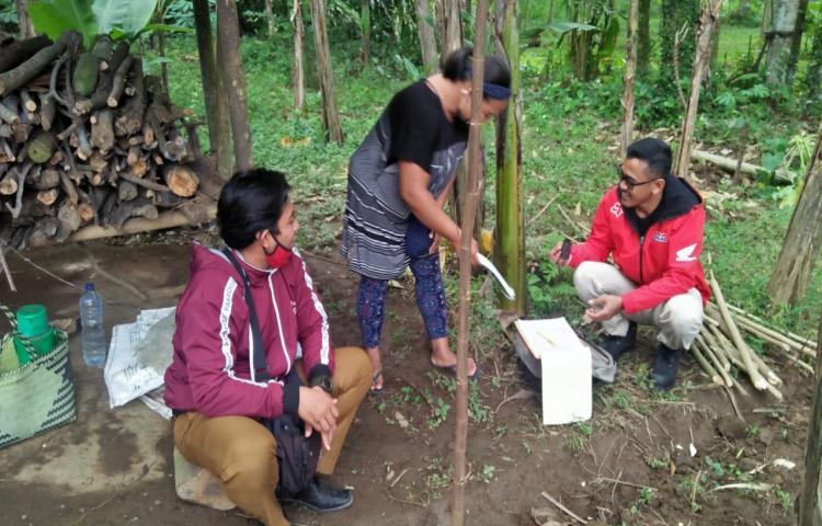 Dalam Pemanfaatan Pekarangan Sebagai Sumber Pangan Berkelanjutan, Penyuluh dan Pendamping Pekarangan Pangan Lestari (P2L) Lakukan Pembinaan Dempot KWT Kembang Lestari Taman Abiansemal