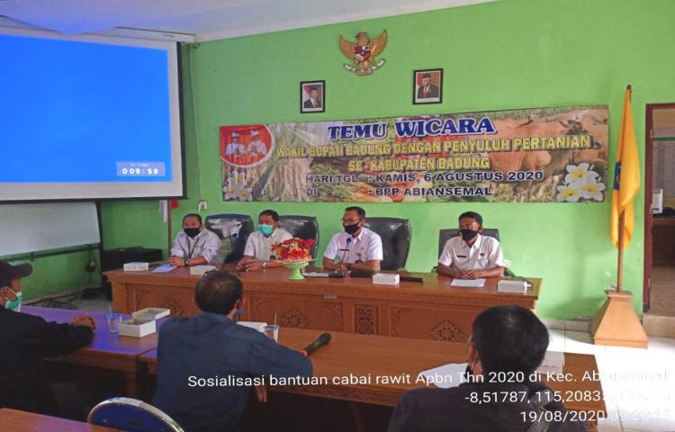 Didamping Kabid TPH, Ka. BPP, Narasumber dari BPTP dan Karantina Bali, Ka. Diperpa Membuka Sosialisasi sekaligus Bimtek Petani Cabai Penerima Bantuan Kegiatan Peningkatan Produksi Sayuran dan Tanaman Obat  Tahun 2020 di BPP Abiansemal