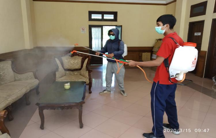 Diperpa ikut serta dalam gerakan masal penyemprotan disinfektan  di kantor dan areal Puspem Kab. Badung