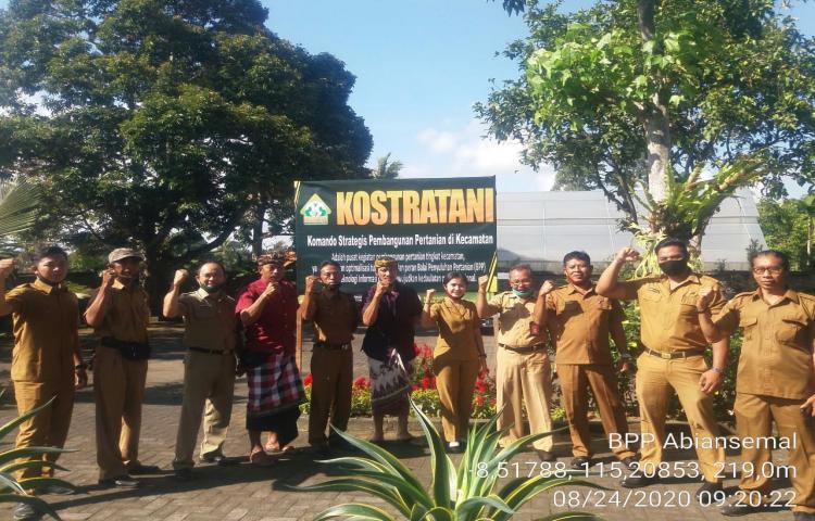 Jajaran BPP Abiansemal Pasang Benner Komando Strategi Pembangunan Pertanian Kecamatan (KONSTRATANI)