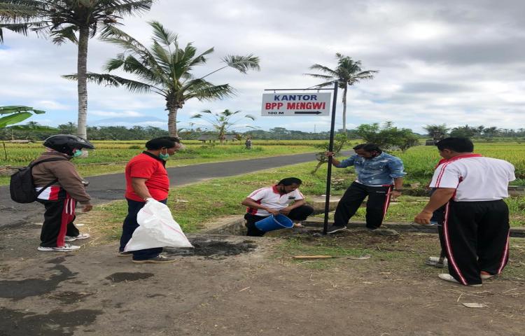 Ka. BPP Bersama PPL Wilbin Mengwi Dalam Jumat Temu Rutin Gotong Royong Pemasangan Plang Penunjuk Kantor