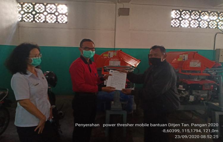 Ka. Diperpa Bersama Jajaran Bidang TPH Rabu, 24/9/2020 Serahkan Power Thresher Mobile Bantuan Ditjen Tanaman Pangan 2020 Kepada Kelompok Tani Penerima di Kabupaten Badung