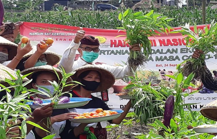 Ka. Diperpa Bersama Jajaran Dinas Pertanian dan Pangan Hadiri Hari Tani Nasional di Kebun KWT Sedana Amerta Sari Desa Angantaka, Abiansemal