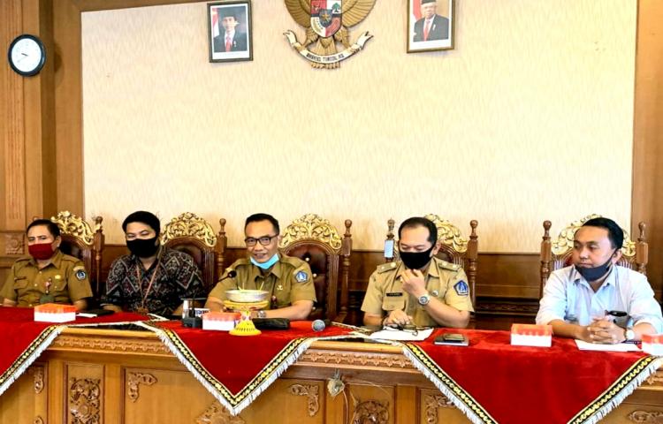 Ka. Diperpa Didampingi Kabid PSP Hadiri Sosialisasi KUR kepada Gapoktan di Kantor Perbekel Desa Buduk, Mengwi