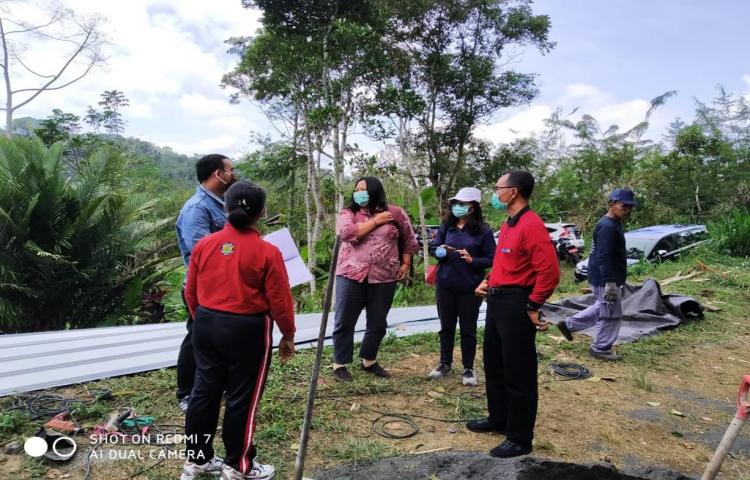 Ka. Diperpa Didampingi Kabid dan Jajaran Perkebunan Rabu, 23/9/2020 Meninjau Bantuan Alat Pasca Panen dan Bangunan UPH Kopi Kegiatan APBN 2020 di Banjar Bon, Belok, Petang