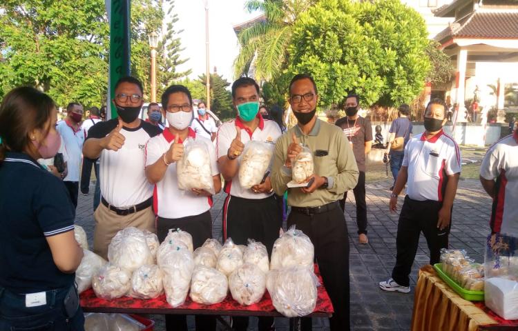 Ka. Diperpa Hadir Mendampingi Sekda, Asisten 2 dan Ka. OPD Terkait Dalam Pasar Gotong Royong Krama Bali, BPD Bali dan Pemkab Badung