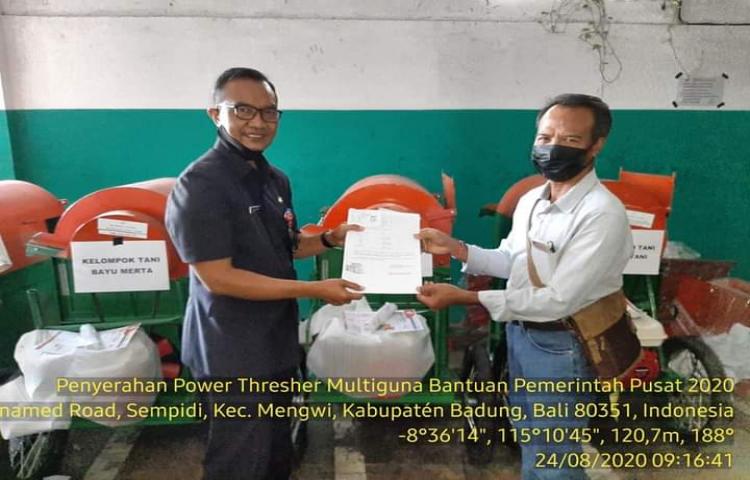 Kabid dan Jajaran Bidang TPH Dampingi Ka. Diperpa Serahkan Bantuan Power Thresher APBN 2020 Kepada 5 Kelompok Penerima di Kab. Badung