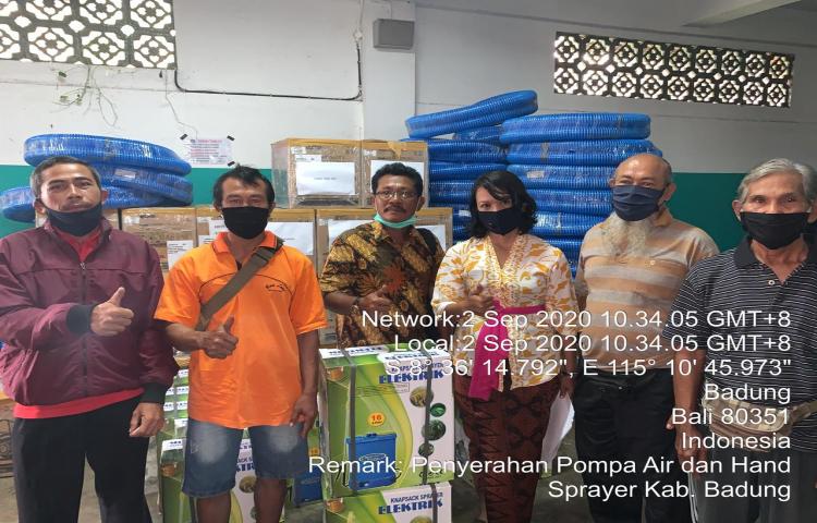 Mewakili Ka. Diperpa Kasi Pembiayaan Alsintan Bidang PSP Menyerahkan Mesin Pompa Air dan Hand Sprayer kepada Kelompok Tani di Kab. Badung