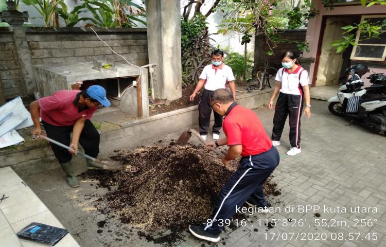 PPL,  Staf BPP dan UPT Kuta Utara Dalam Jumat Temu Gotong Royong Pembuatan Media Tanam Pada Polybag