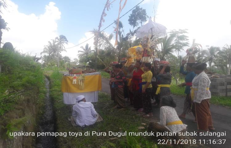 Ritual Magpag Toya di Pura Dugul Munduk Puitan Subak Sulangai Desa Sulangai Petang