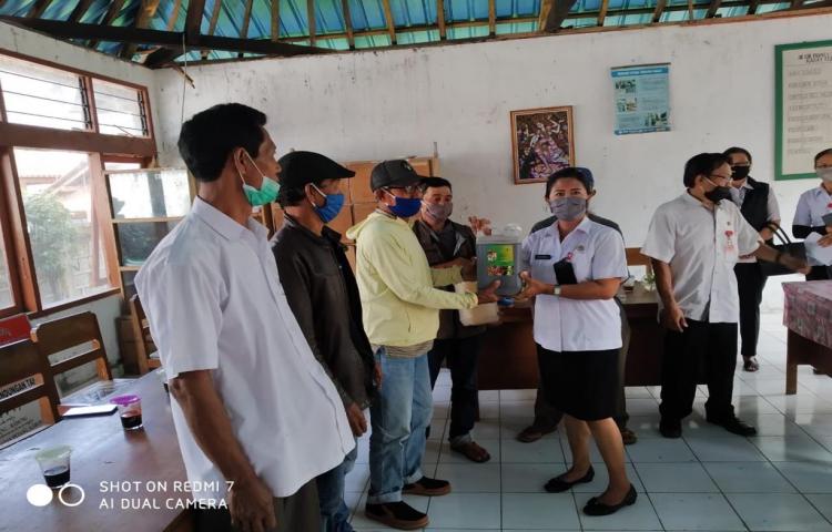 UPT Lab. Perlindungan Tanaman Perkebunan Prov. Bali Menyerahan Bantuan Agen Pengendali Hayati dan Pestisida Nabati  di Subak Abian Sulangai Petang