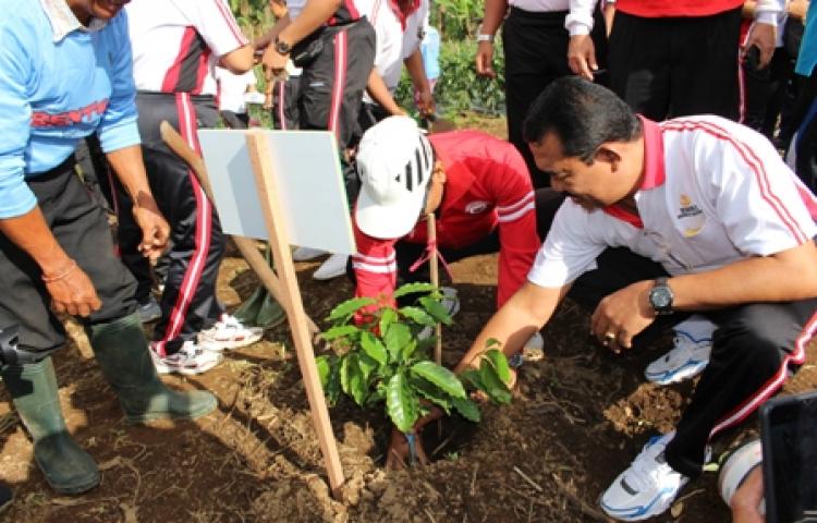 Wakil Bupati Badung melakukan Tanam Perdana Kopi Arabika di Areal Agro Techno Park (ATP) Petang